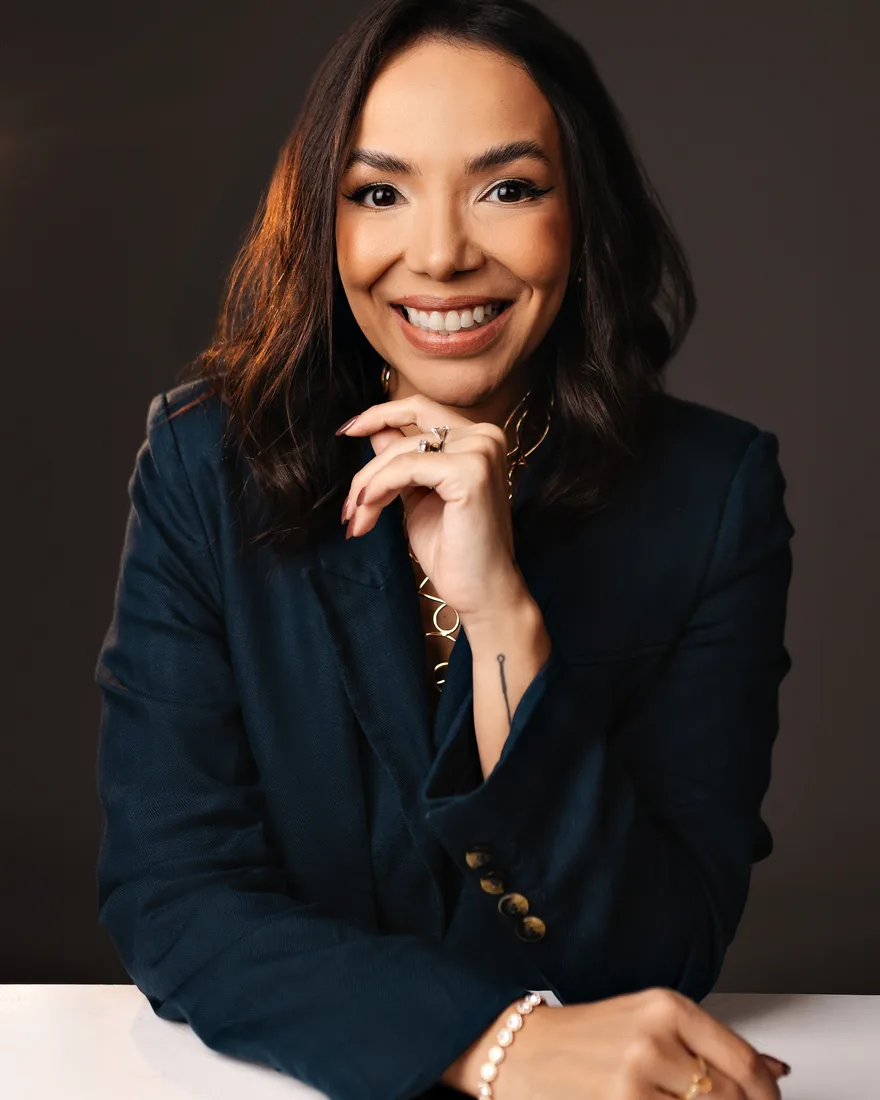 Dra. Sacha Gualberto, fundadora e CEO do Grupo US, em retrato editorial